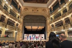 Il Teatro Savoia di Campobasso sold out per “Amichevolmente Nemiche” in memoria del Dott. Sergio Zarrilli